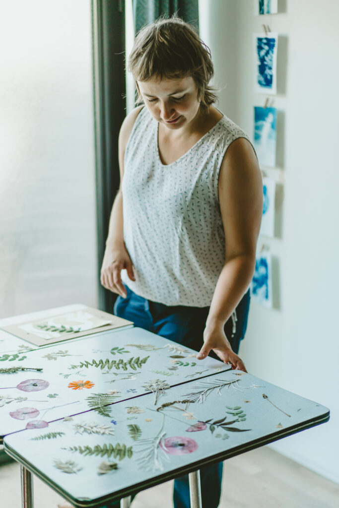 Lies Maekt in Atelier met gedroogde bloemen