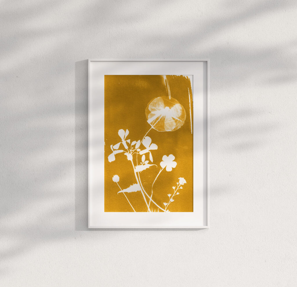 Oker werk van droogbloemen in een witte kader